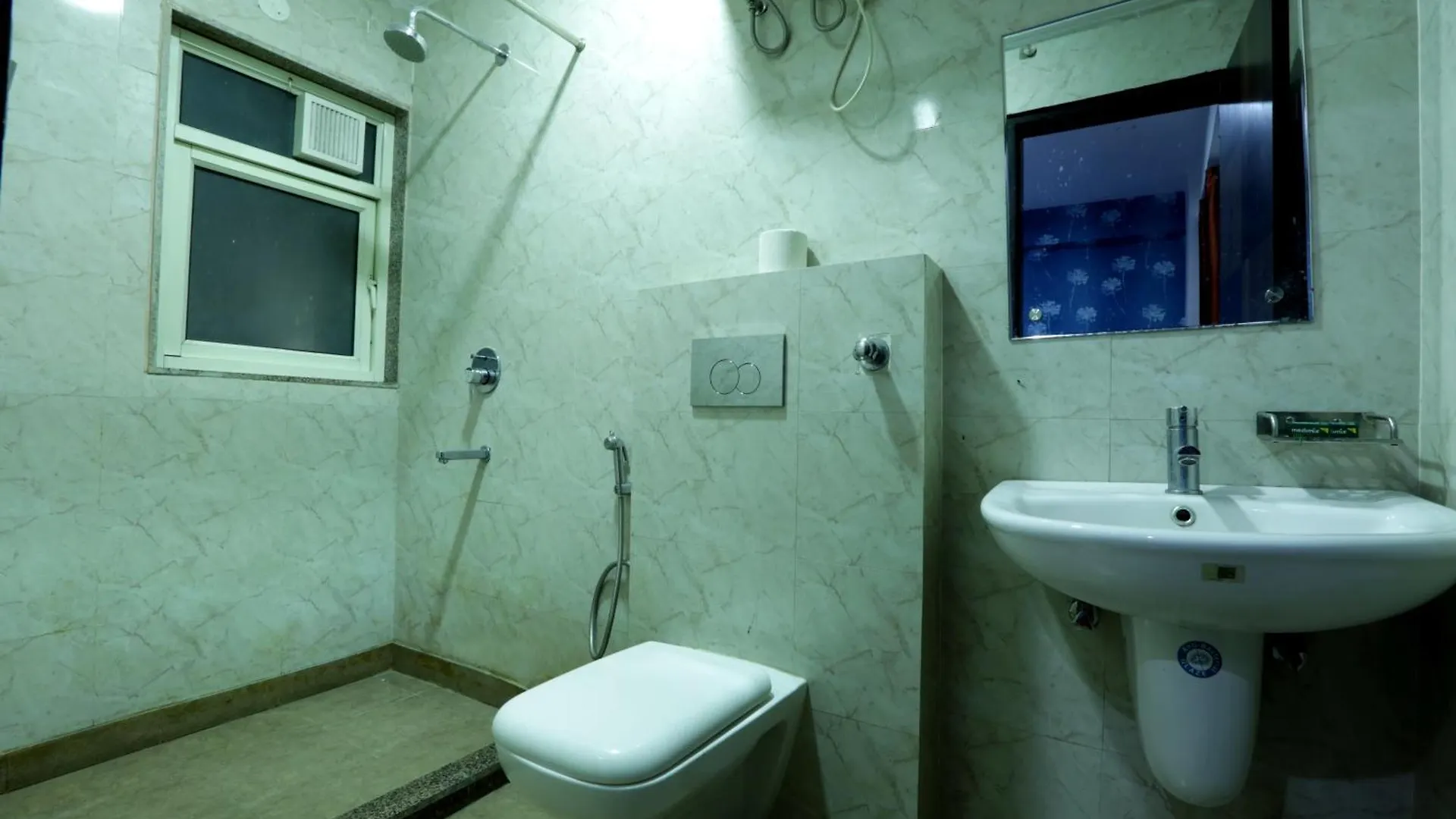 Hotel Venture Near New Delhi International Airport 4*,