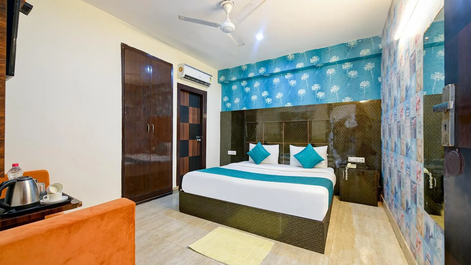 Hotel Venture Near New Delhi International Airport 4*,